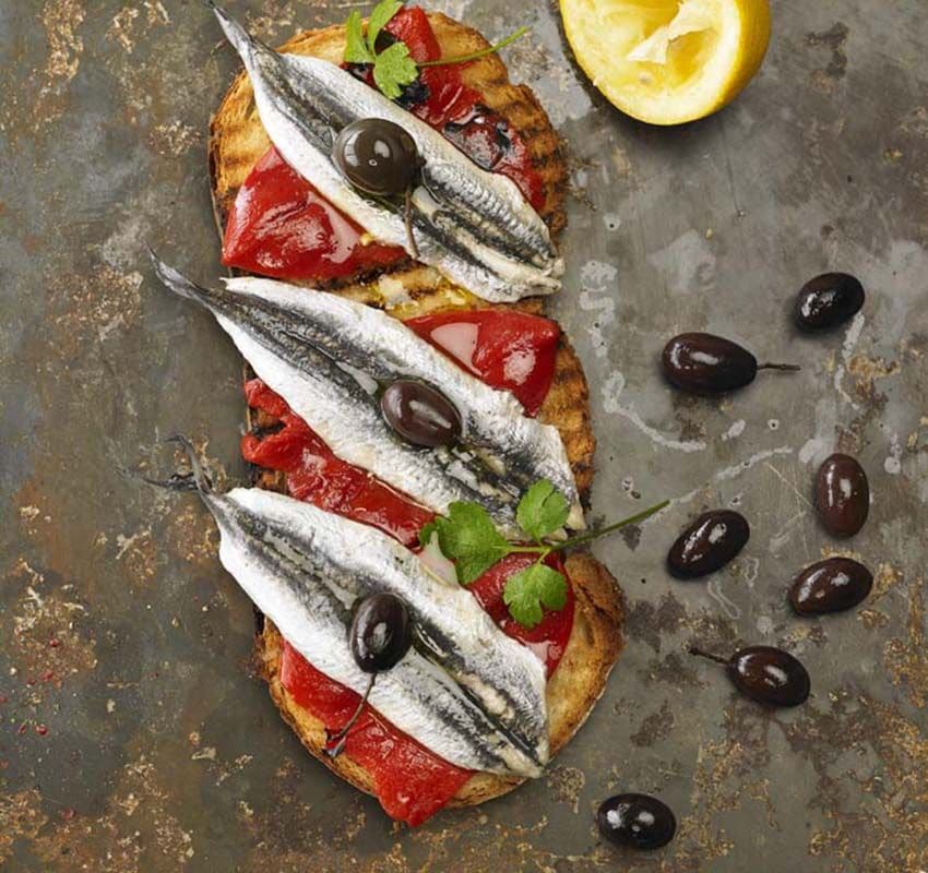 tosta pimientos boquerones vinagre aceitunas