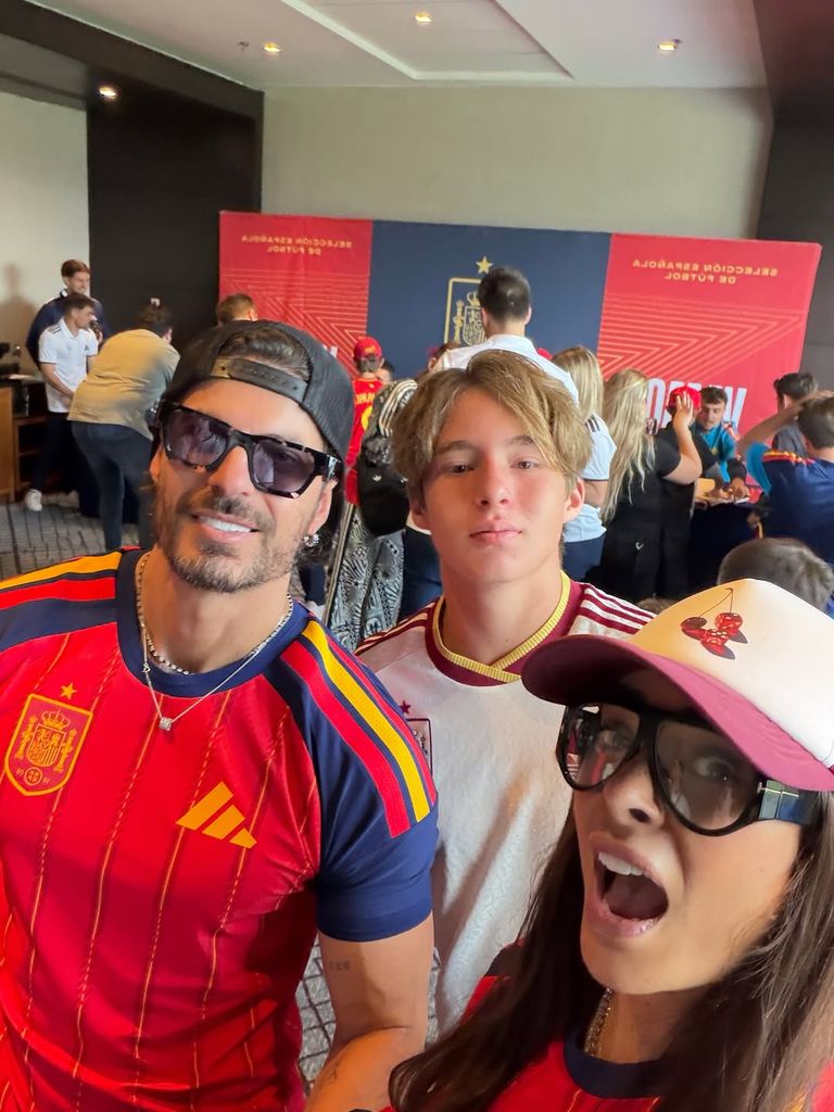 Isaac Moreno, Mateo Reina y Galilea Montijo en una experiencia previa al Mundial 2026.