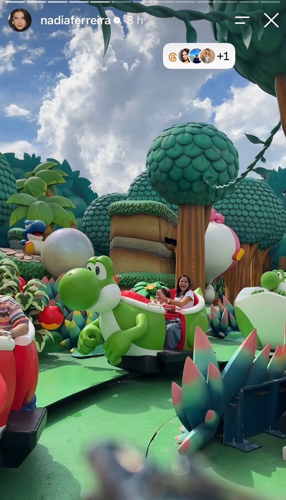 Natti Natasha con Vida Isabelle en un juego mecánico de Super Nintendo World, Universal Epic Universe.