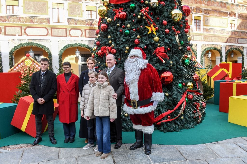 Alberto, Charlène y Estefanía de Mónaco junto a Jacques y Gabriella, Louis Ducruet y Camille Gottlieb colman de regalos a los más pequeños