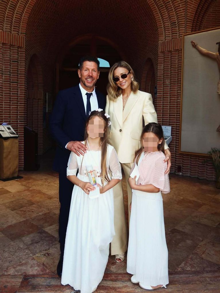 Carla Pereyra, con traje blanco, en la comunión de su hija con Diego Simeone en Madrid.