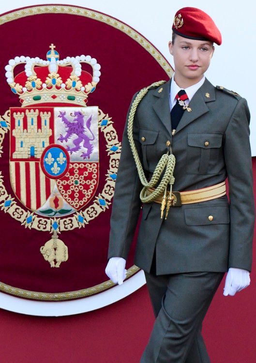 El 12 de octubre de 2023 la princesa Leonor llevaba el uniforme de gala de dama cadete del Ejército de Tierra, con la característica boina grancé