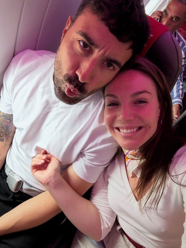 Dos enamorados frente a la cámara