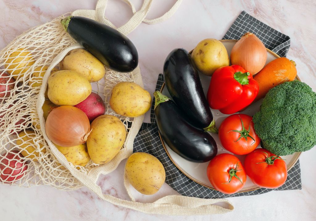Dar prioridad a los alimentos frescos y de origen vegetal, una buena práctica para retomar hábitos saludables en la mesa. 