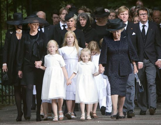 Los miembros de la familia real se han desplazado a pie desde el castillo de Drakensteyn hasta la iglesia adyacente, con la princesa Beatriz al frente