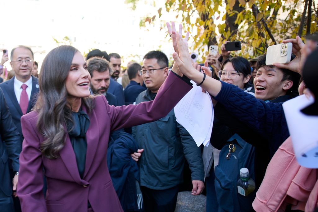 La reina Letizia durante su visita a un Universidad de Pekín