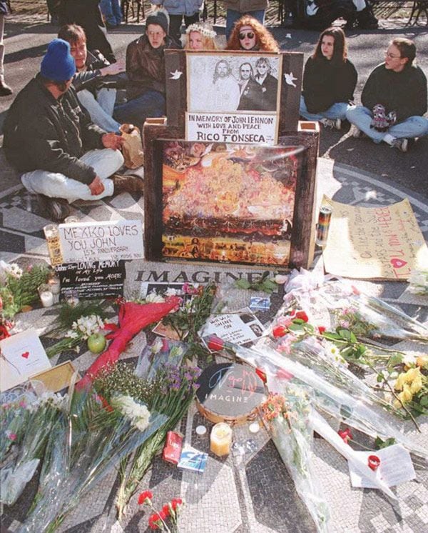 Yoko esparció las cenizas de su marido en el Central Park de Nueva York, a escasos metros del apartamento donde vivían y donde más tarde se creó el monumento conmemorativo Strawberry Fields, cita ineludible para todos los fans del cantante 
