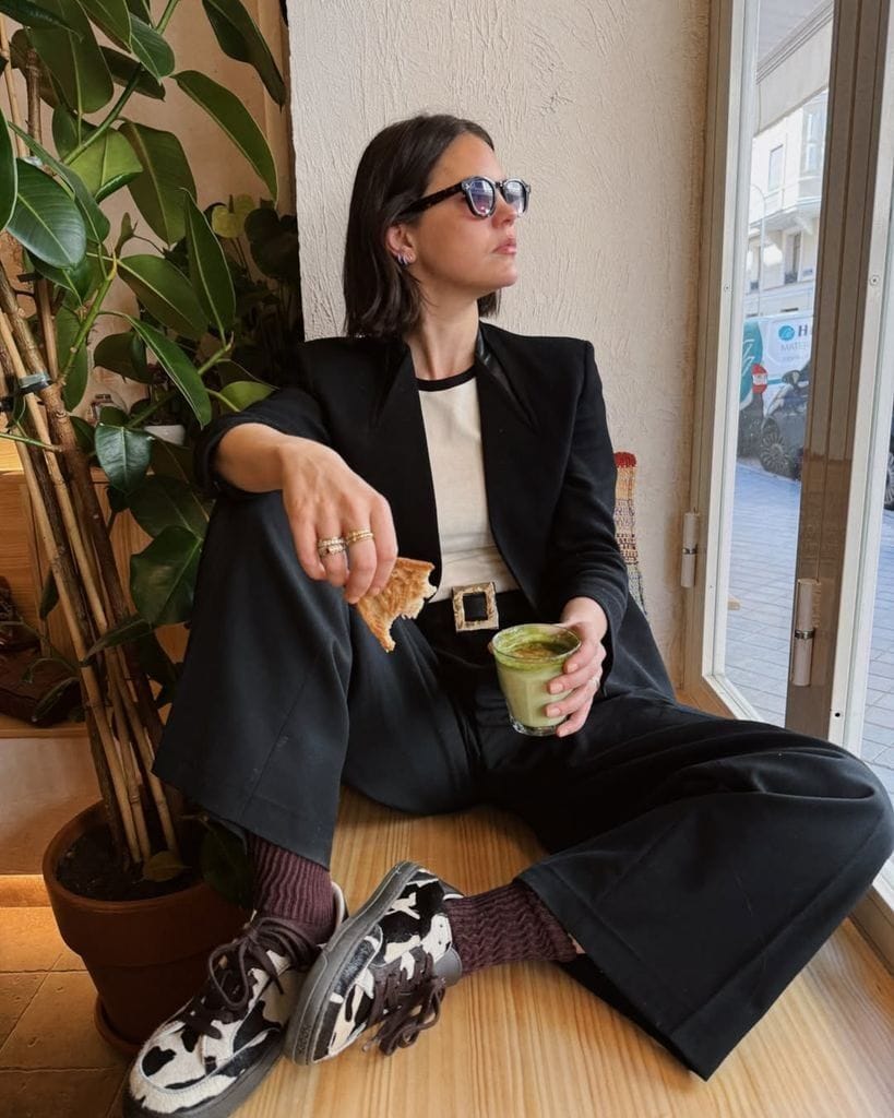 Bea Gimeno primer look premamá con zapatillas barefoot, las mismas que Isabelle Junot