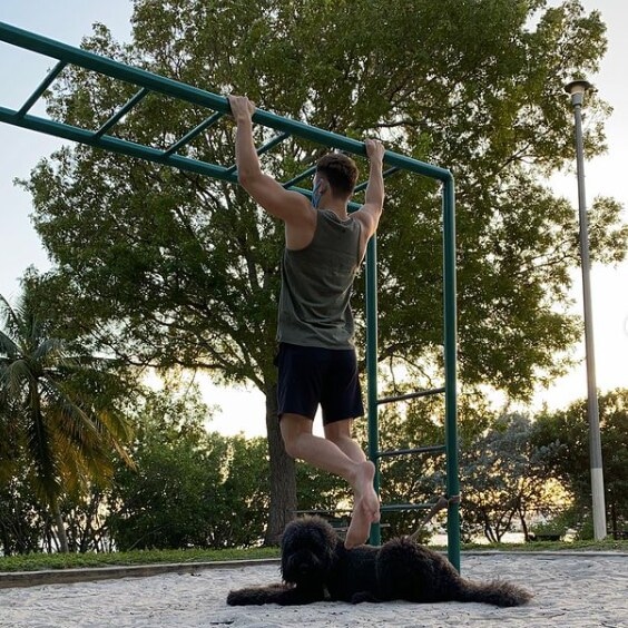 cristan haciendo dominadas en un parque
