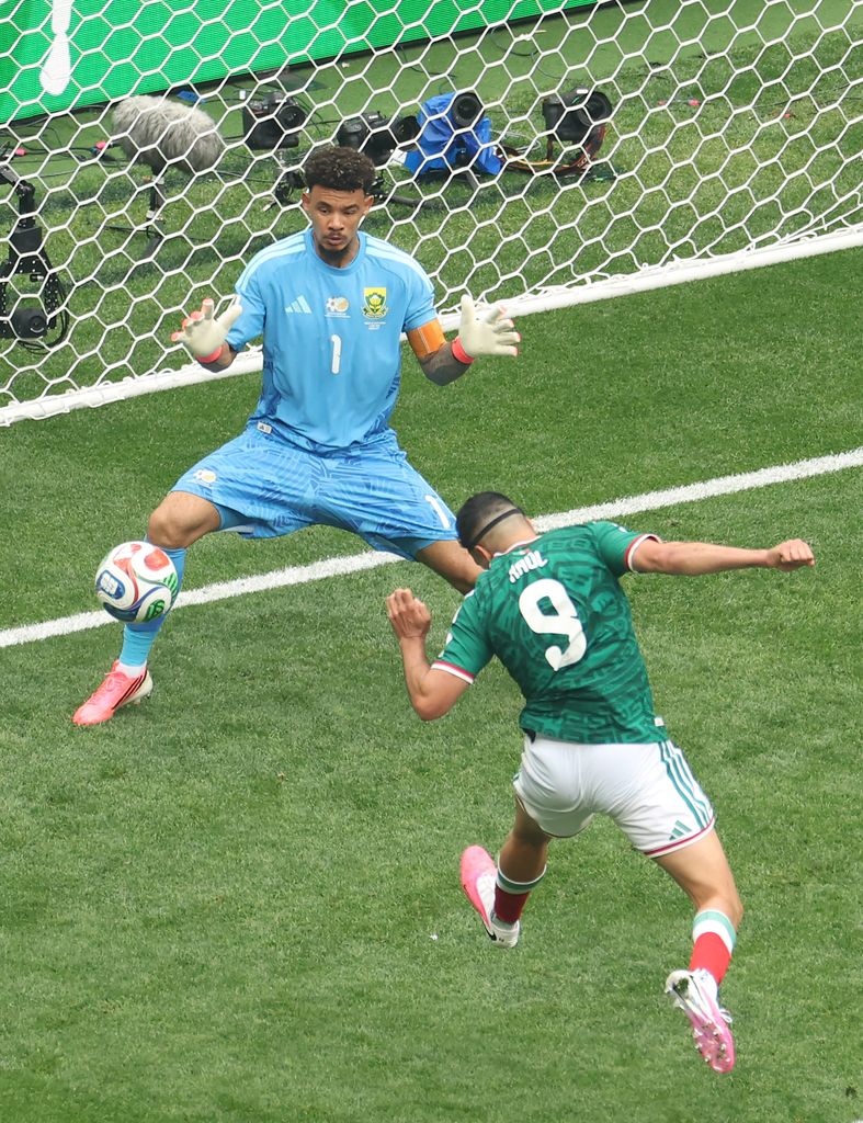 Raúl Jiménez anotó un espectacular gol de cabezazo.