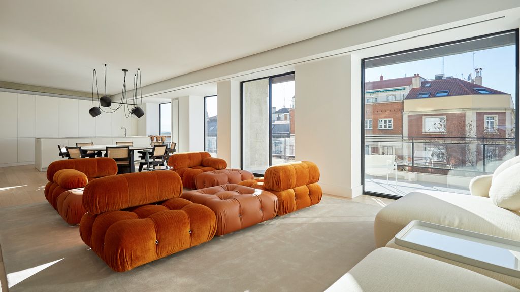 Salón con ventanas grandes con perfilería fina.