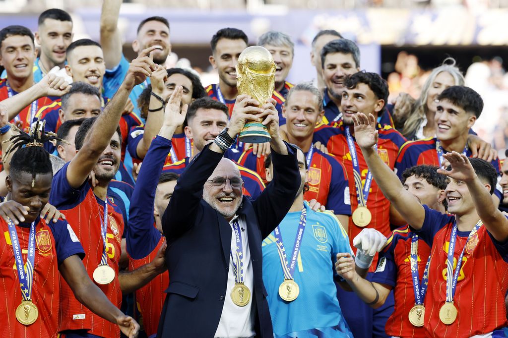 Luis de la Fuente, emocionado, levanta la Copa del Mundo conquistada por la selección española de fútbol el pasado 19 de julio en Estados Unidos.