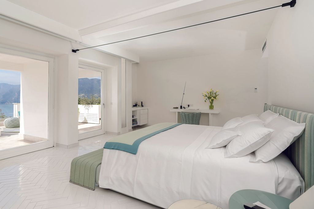 Dormitorio en blanco y turquesa