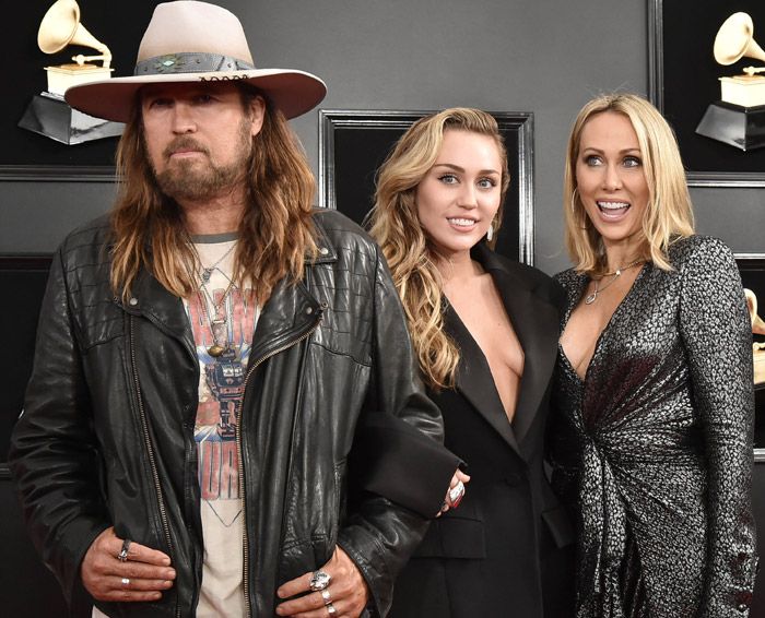 Miley Cyrus junto a sus padre, Billy y Tish