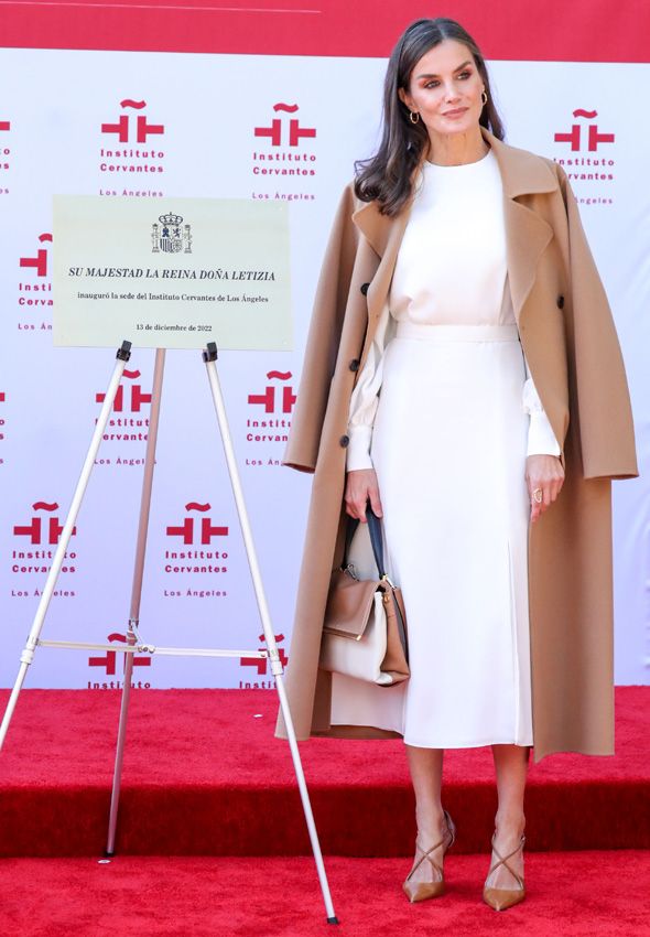 La reina Letizia y su look blanco en el Instituto Cervantes de Los Ángeles