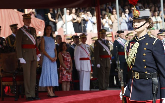 Los Reyes miran a Leonor en su jura de bandera 