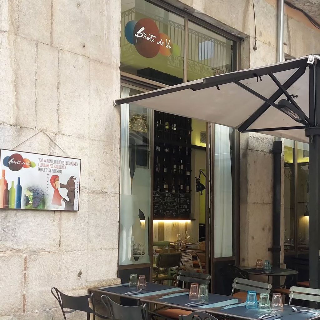 Brots de Vi ofrece una nutrida carta de vinos naturales, una agradable terraza y una cocina de producto.