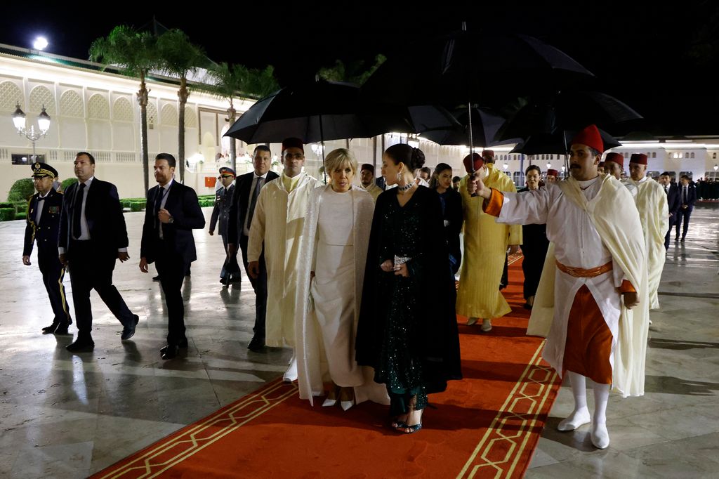 Plano general de Lalla Khadija y Brigitte Macron saliendo de una cena de Estado en el Palacio Real de Rabat 