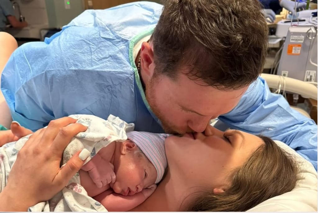 El Canelo ha dado la bienvenida a su segunda hija junto a Fernanda Gómez, Eva Victoria
