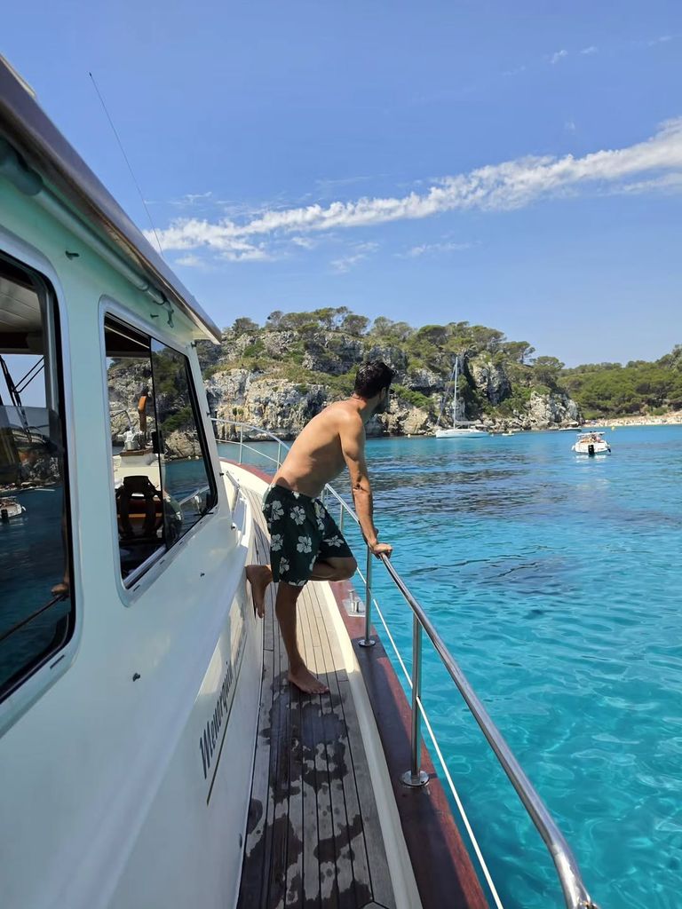 La pareja de Paula Echevarría a bordo de un barco en la isla balear