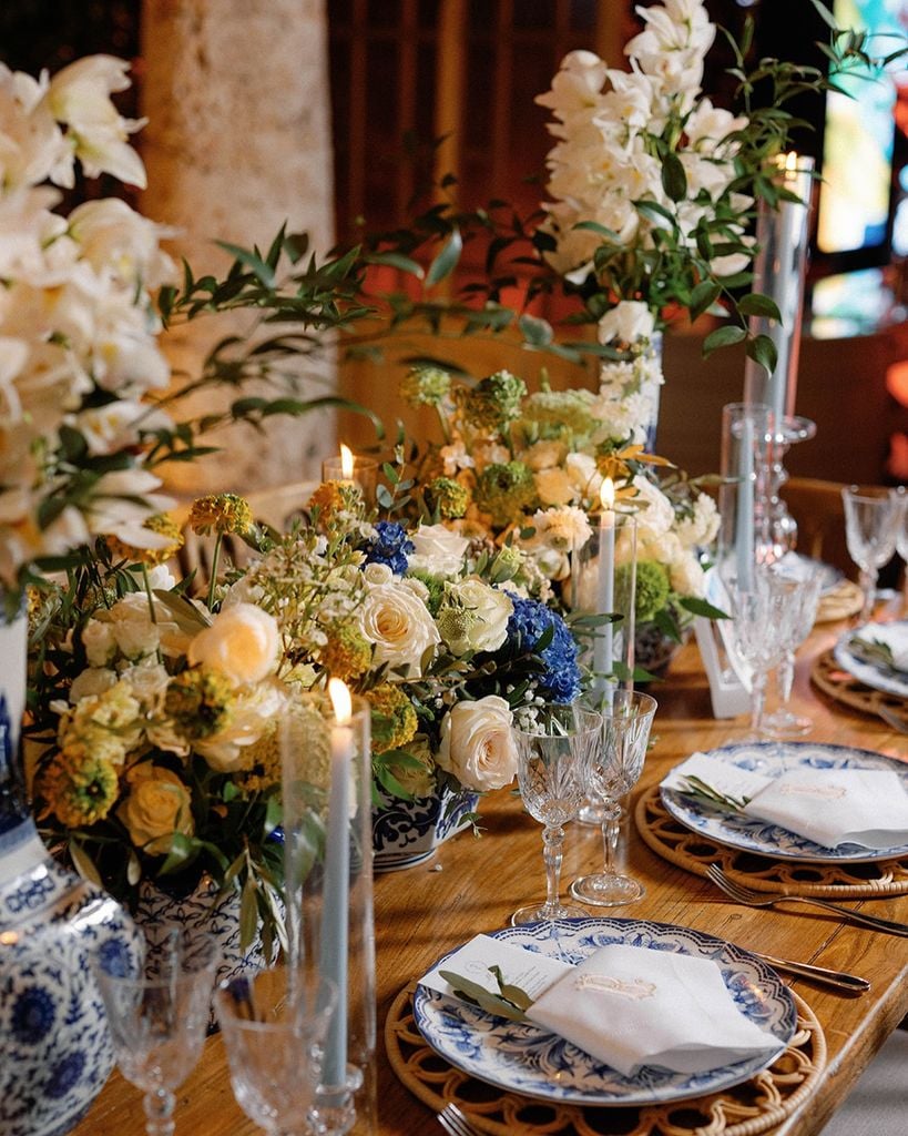 Decoración de bodas rosas blancas silvestre