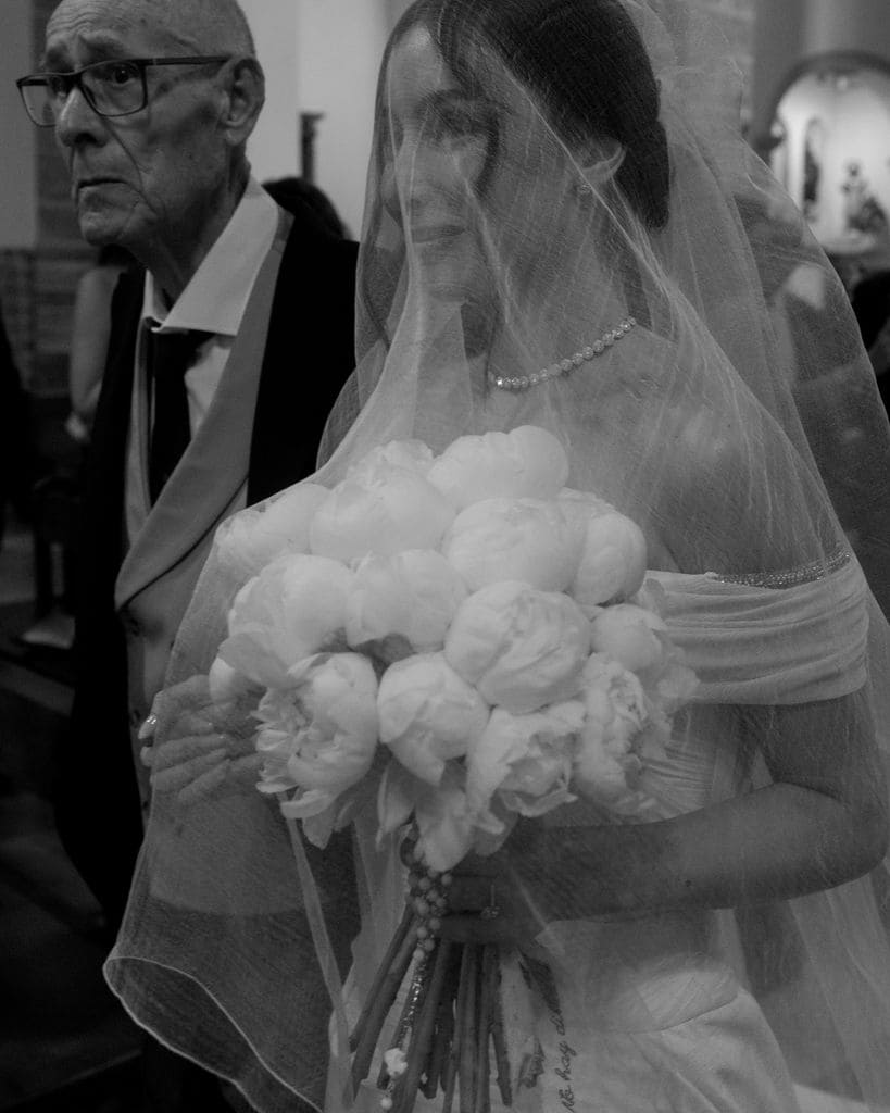 Vestido de novia viral y ramo de peonías