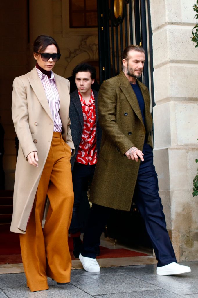 Brooklyn Beckham, Victoria Beckham y David Beckham saliendo del Ritz hotel en Paris, en febrero de 2018