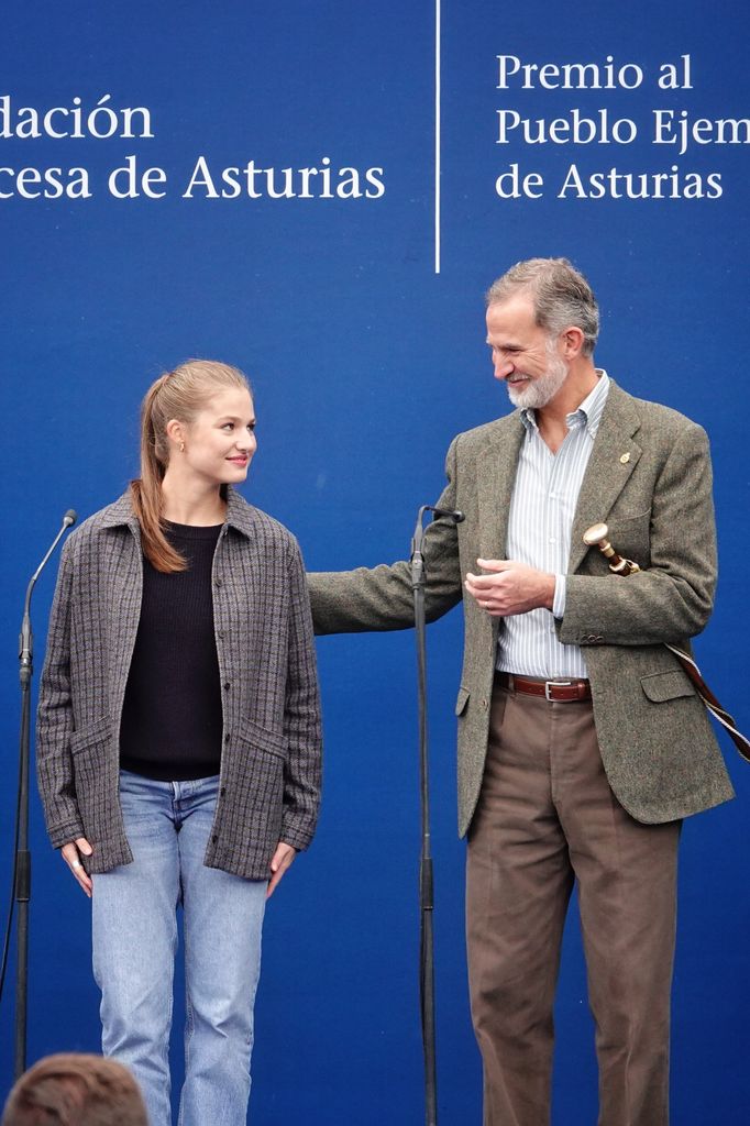 Plano medio del rey Felipe VI y la princesa Leonor mirándose en la entrega de Premio Pueblo Ejemplar 2024