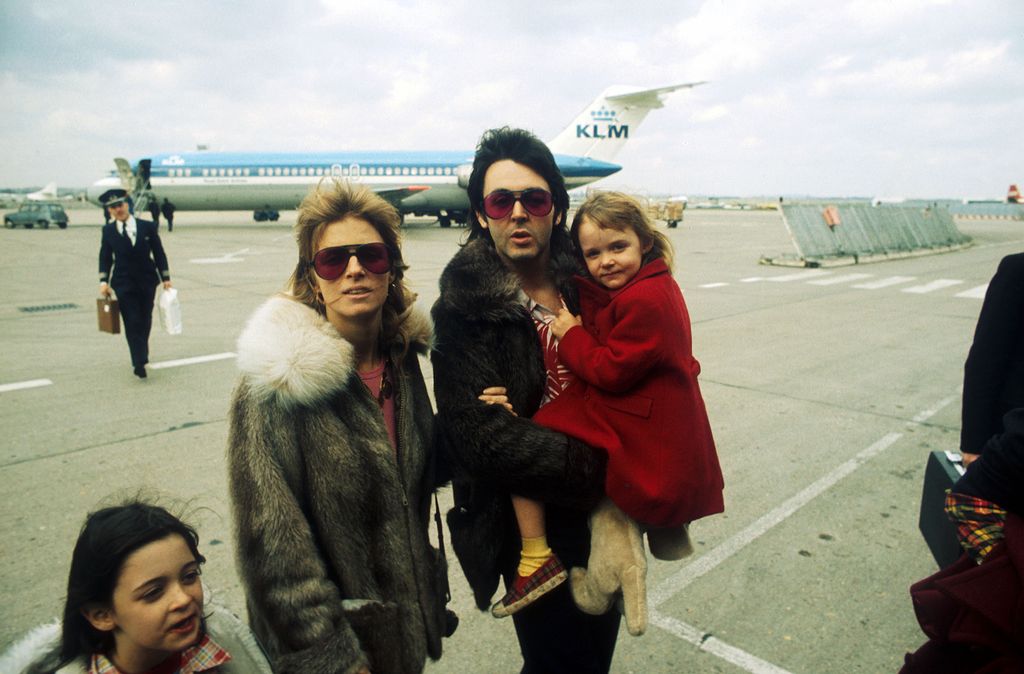 Paul y Linda junto a sus hijas: Mary y Stella