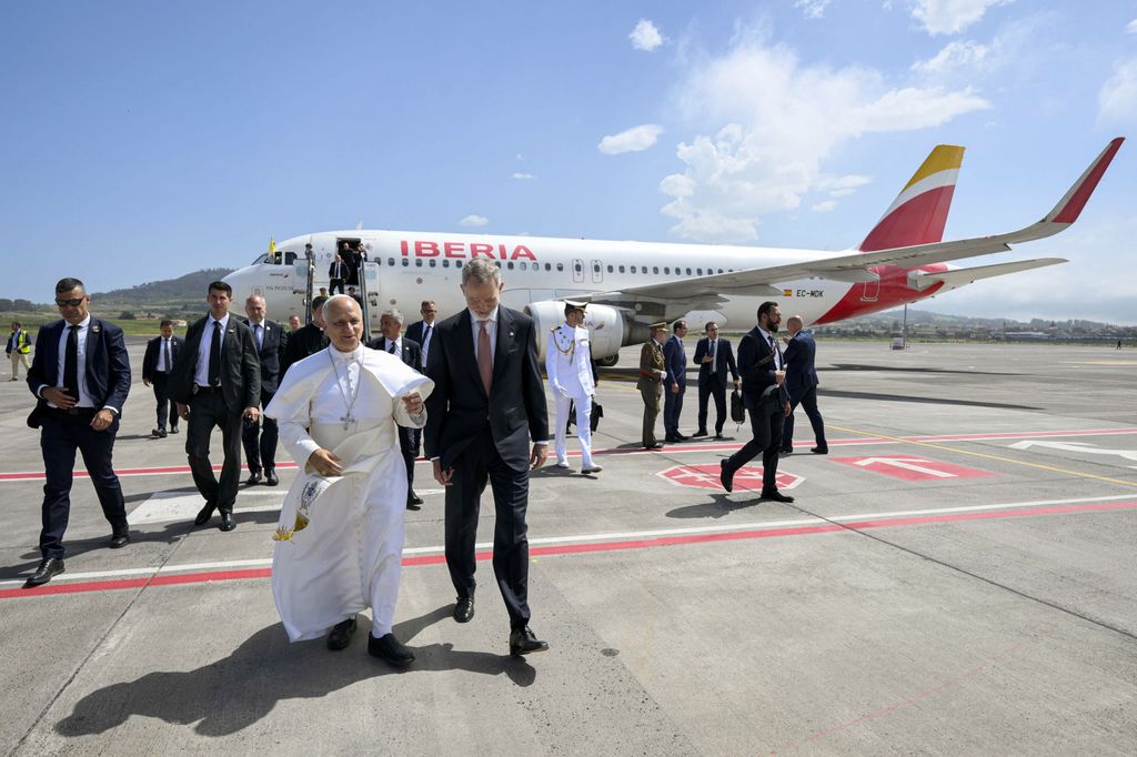 El Rey acompañó al Papa mientras se intentaba solucionar el problema técnico del avión