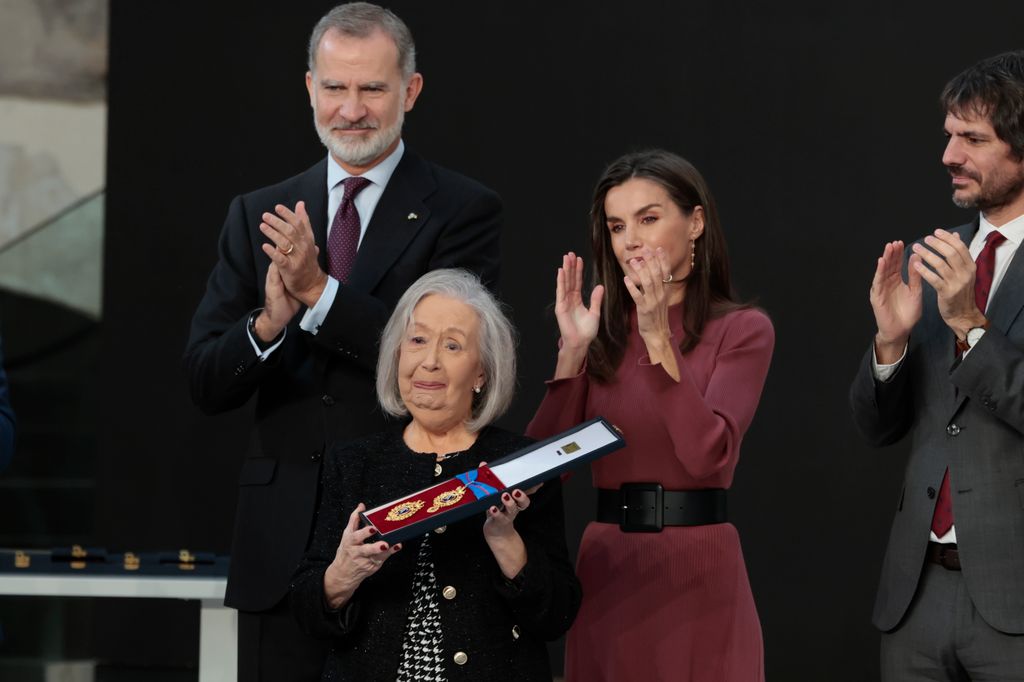 Los reyes Felipe y Letizia entregando un premio a la madre de Itziar Castro