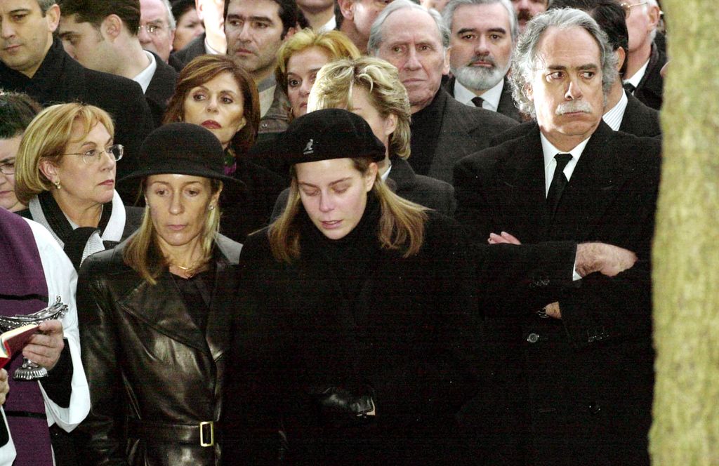 Marina Castaño junto a su hija Laura y Camilo José Cela Conde en el último adiós al escritor