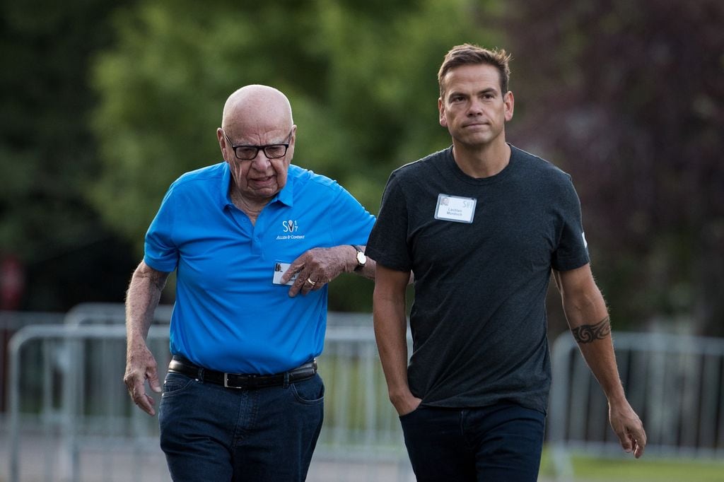Rupert Murdoch con su hijo Lachlan paseando juntos