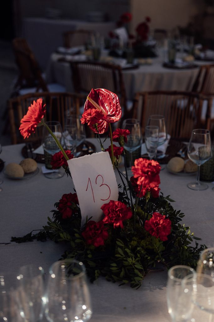 Centros de flores con claveles rojos, gerberas y anturium
