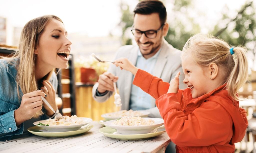 familia comiendo feliz y relajada en un restaurante