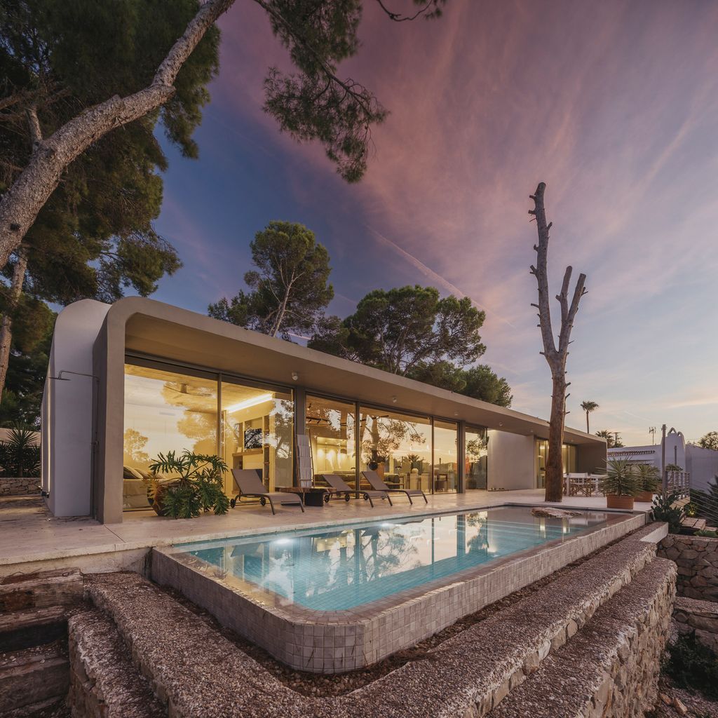 Casa de arquitectura moderna con piscina