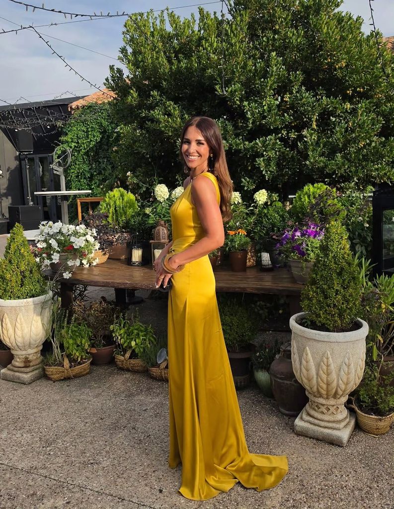 El vestido mostaza favorecedor que llevó Paula.