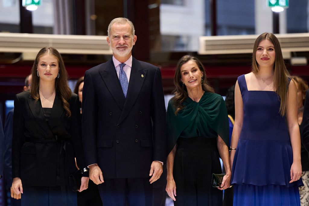 A su llegada al recital en Oviedo, los Reyes y sus hijas no dudaron en acercarse a saludar y compartir confidencias