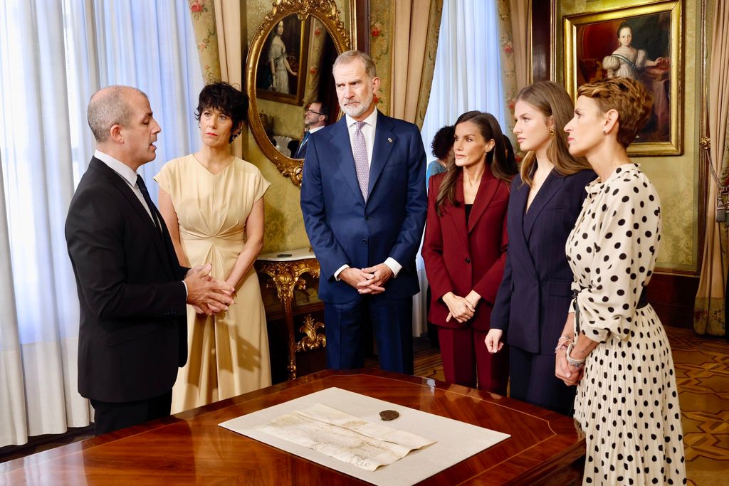 Los Reyes y la princesa Leonor en el interior del Palacio de Navarra