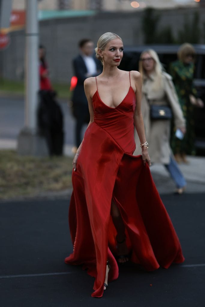 Leonie Hanne es vista fuera del desfile de Ralph Lauren luciendo pendientes de oro de Tiffany, vestido rojo de seda fluida de Ralph Lauren con la parte delantera abierta, bolso de cuero negro de Ralph Lauren de asa superior, reloj de oro Rolex, pulseras de oro y diamantes de Cartier y Tiffany y tacones de encaje negro el 08 de septiembre de 2023 en la ciudad de Nueva York.