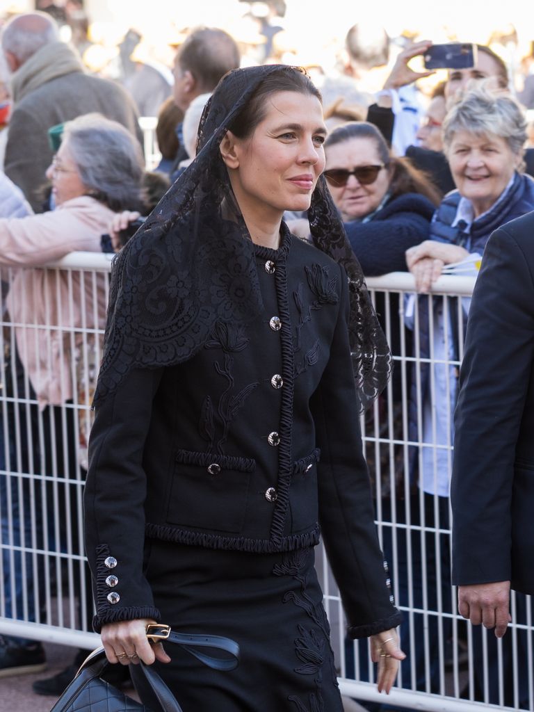 Charlotte Casiraghi lució un look elegante y solemne de la colección Chanel Métiers d'Art 2026.