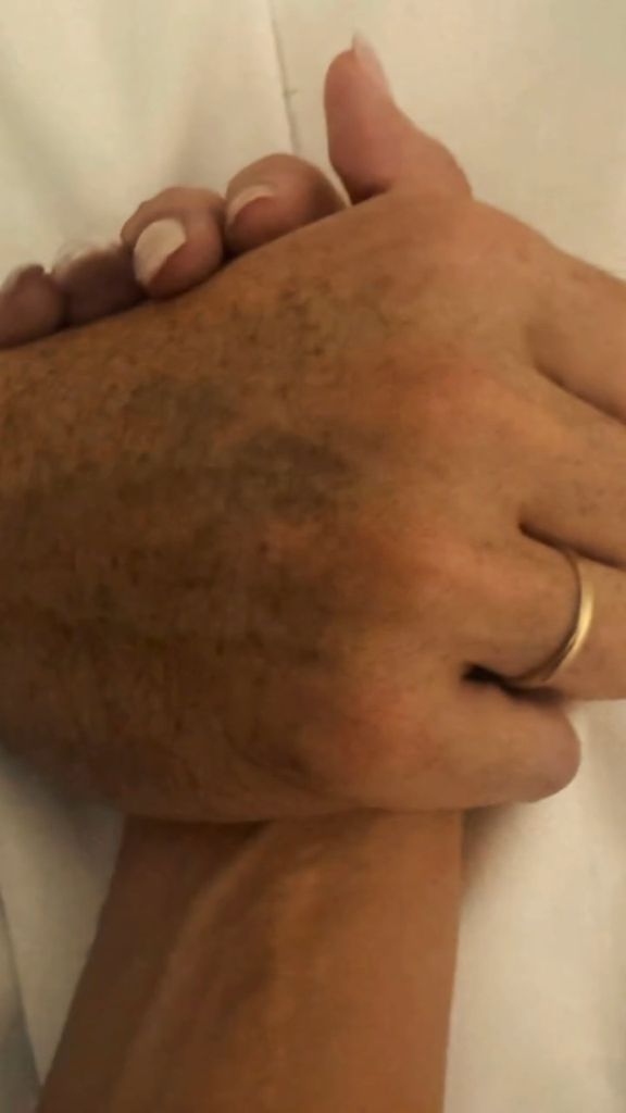 Irene Villa en el hospital con su marido, David Serrato