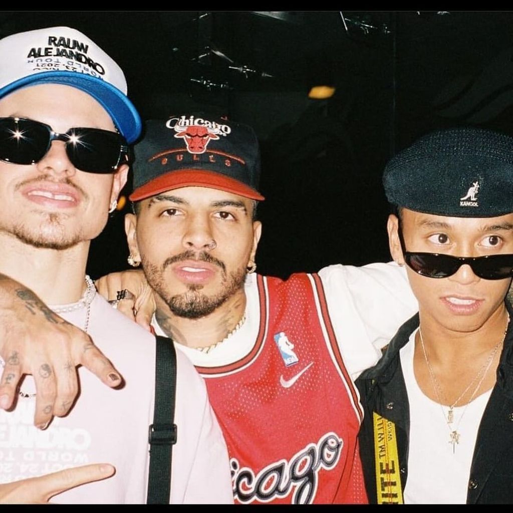 Rauw Aleandro con Mykee y otro de sus bailarines