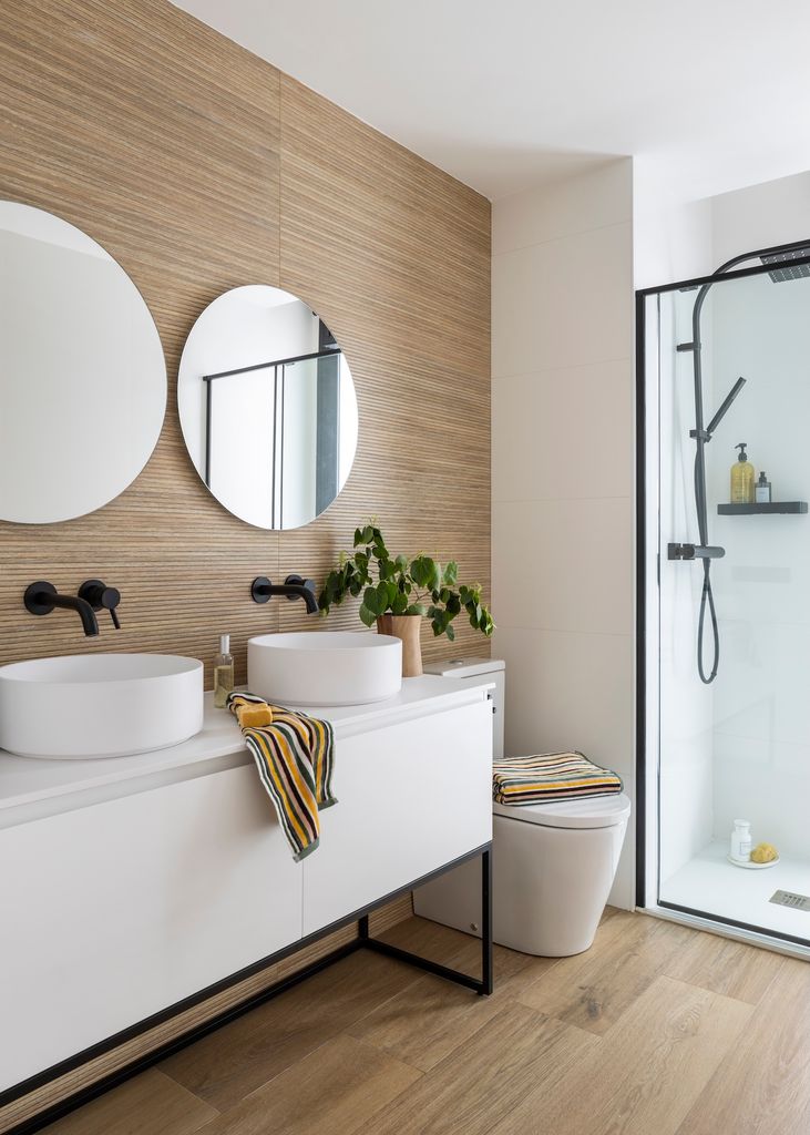 Baño moderno conm mueble blanco. 