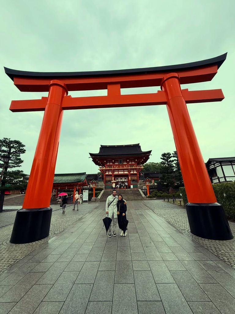 Maite Perroni y Andrés Tovar frente al Santuario Fushimi Inari-taisha, en Kioto.