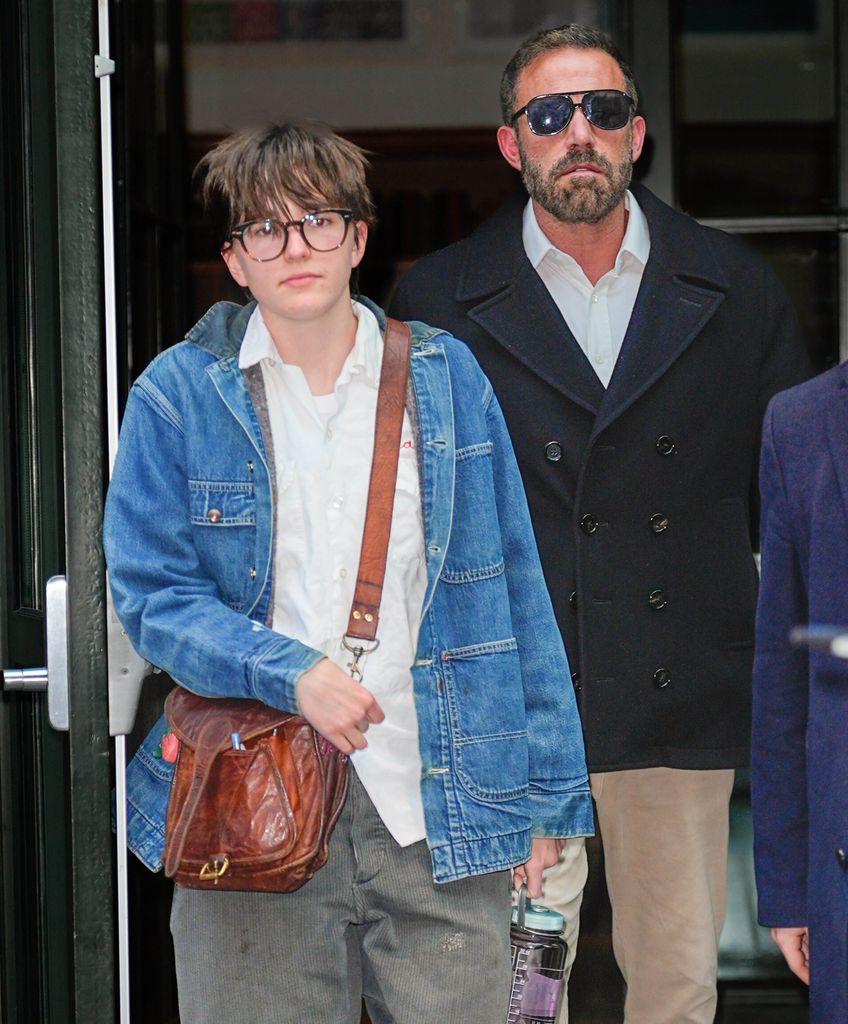 Fin Affleck con su padre Ben Affleck paseando por Nueva York el 26 de marzo de 2026