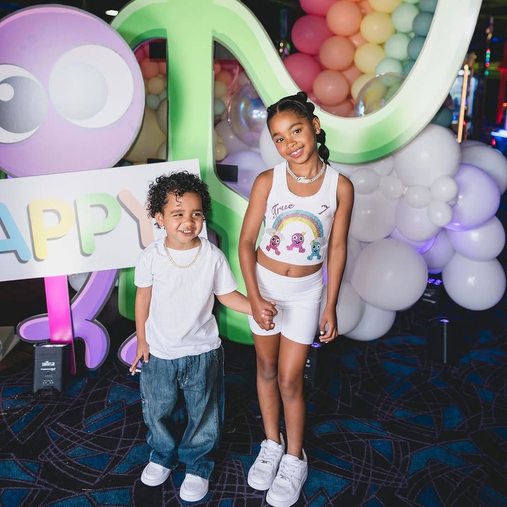 Khloé Kardashian celebra los siete años de True con una colorida fiesta ...