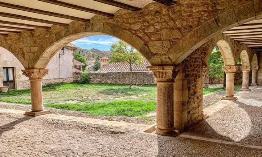 Miravete es un pueblo de arquitectura medieval bien conservada.