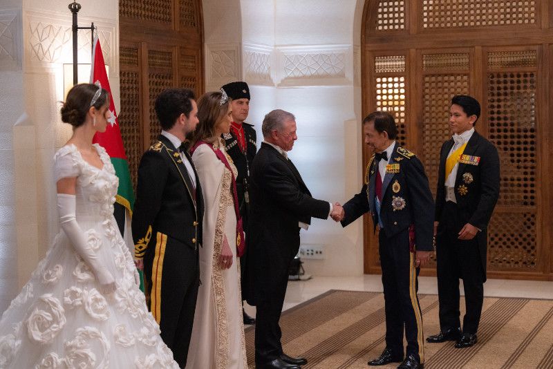 El sultán de Brunei con su hijo