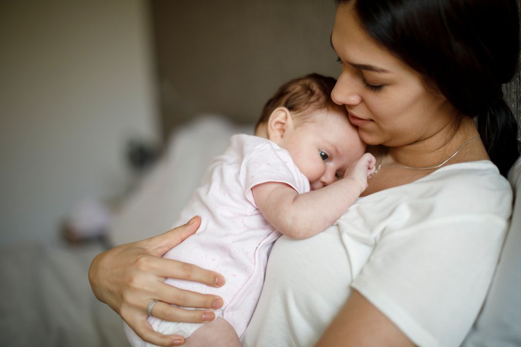 Madre con su bebé en brazos
